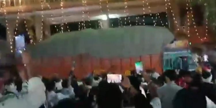 Hindistan'da kamyon, kalabalığa daldı: 15 ölü