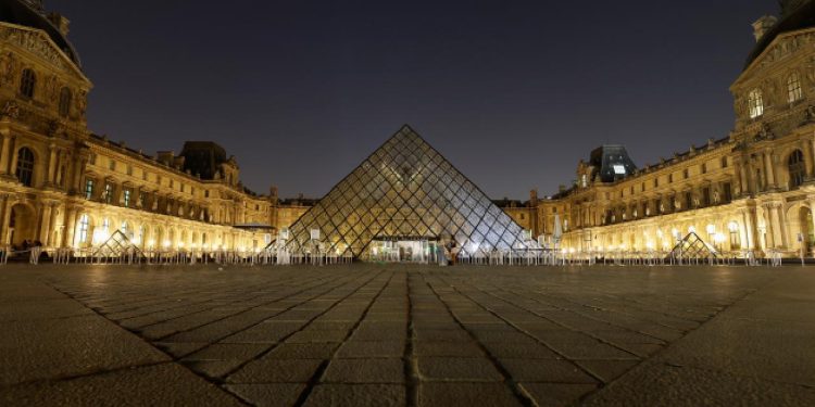 Louvre Müzesi onarılmazsa kapılarını halka kapatmak zorunda kalacak uyarısı
