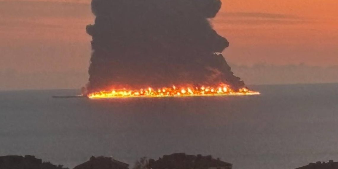 Rusya'nın Karadeniz açıklarında tankerde yangın çıktı