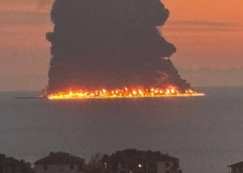 Rusya'nın Karadeniz açıklarında tankerde yangın çıktı